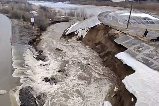 В Томске мощный поток реки размывает дамбу