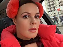 58-летняя Екатерина Андреева поразила подписчиков стойкой на голове