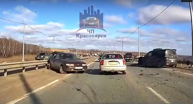 Три человека пострадали в массовой аварии на трассе под Красноярском
