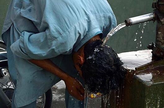 Жители Индии и Пакистана попадают в больницы из-за сильнейшей жары