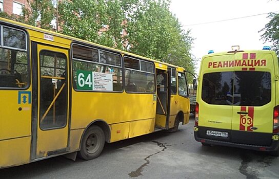 В Екатеринбурге маленькая девочка повредила позвоночник в автобусе