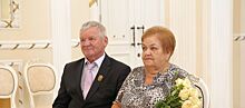В Раменском ЗАГСе с 50-летним юбилеем совместной жизни поздравили семью Бурковых из Гжели
