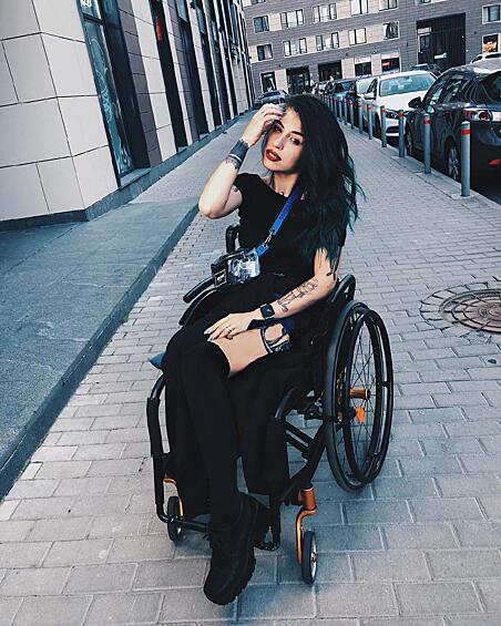 Россиянка не хочет, чтобы в ней видели только инвалида. Даже передвигаясь в инвалидной коляске, она старалась вести полноценную жизнь — бывала в кафе и на выставках, совершала продолжительные прогулки с друзьями.