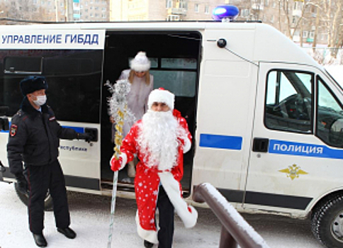 В Удмуртии Полицейский Дед Мороз поздравил с наступающим Новым годом воспитанников подшефной школы