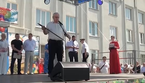 Нижегородский депутат подарил шахунцам волшебный меч для защиты от кризисов и инфекций