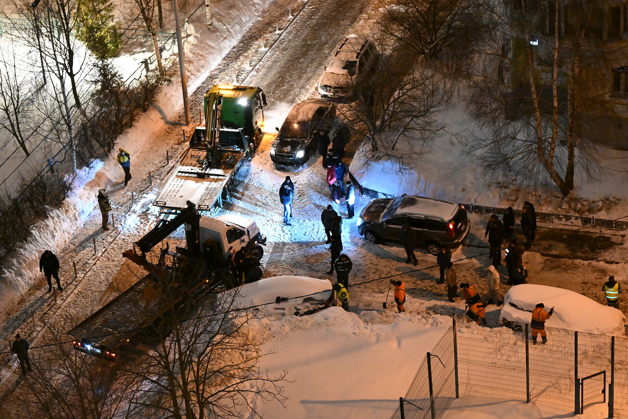 Оперативные службы Москвы устраняют последствия взрыва в жилом доме в Бутово