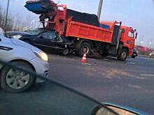 На Софийской улице водитель Toyota врезался в стоящий «КамАЗ»