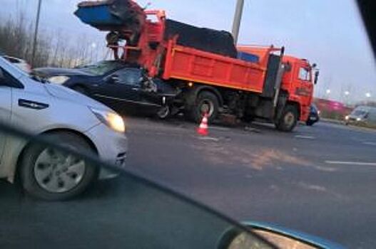 На Софийской улице водитель Toyota врезался в стоящий «КамАЗ»