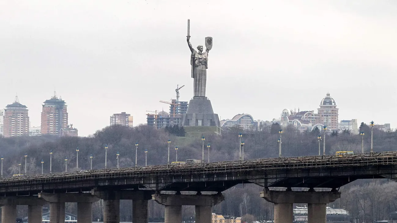 Взрывы гремят в Киеве, объявлена воздушная тревога