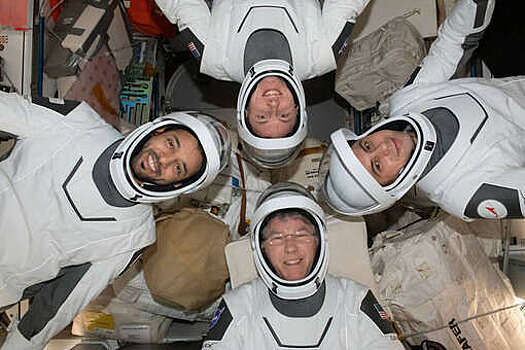 "Роскосмос": корабль Crew Dragon с россиянином Андреем Федяевым отчалил от МКС