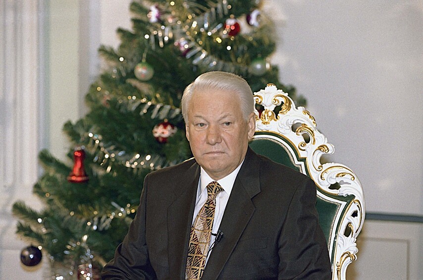 Президент страны Борис Ельцин ежегодно поздравлял "дорогих" россиян с праздником.