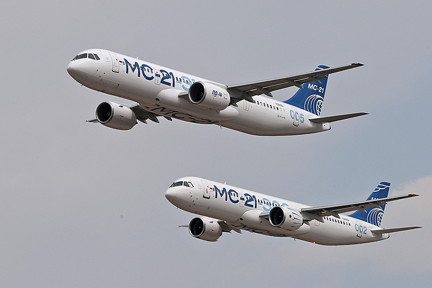 Российские среднемагистральные пассажирские самолеты МС-21-310 и МС-21-300 (слева направо) на репетиции Международного авиационно-космического салона МАКС-2021 в Жуковском