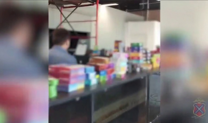 В Волгограде сняли на видео процесс изъятия нелегального табака и вейпов