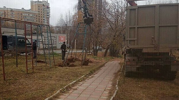 В Ленинском теруправлении объяснили, почему демонтировали элементы детской площадки на Егоровской