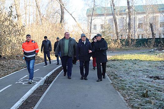 Депутаты заксобрания Новосибирска проконтролировали благоустройство экопарка Обской