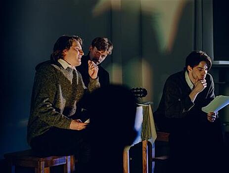 Актеры театра "Грань" прочитают хулиганские стихи в "ЗИМ Галерее"