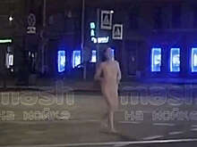 В Петербурге водитель отвлекся на женщину с обнаженной грудью