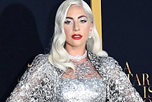 Образ дня: «снежная королева» Леди Гага в роскошном серебряном платье-плаще Givenchy с гигантским шлейфом