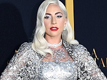 Образ дня: «снежная королева» Леди Гага в роскошном серебряном платье-плаще Givenchy с гигантским шлейфом