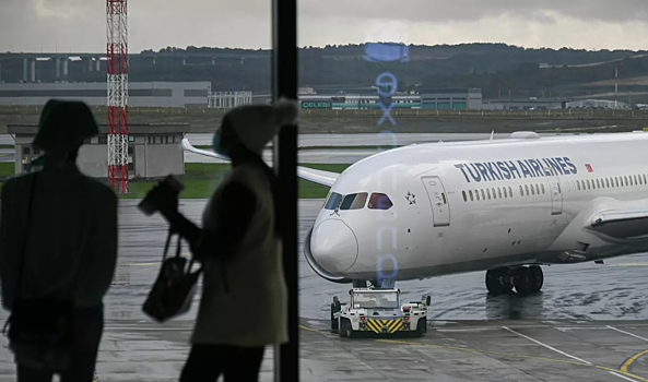 Аэропорт в Турции остановил работу из-за разрушения взлетно-посадочной полосы