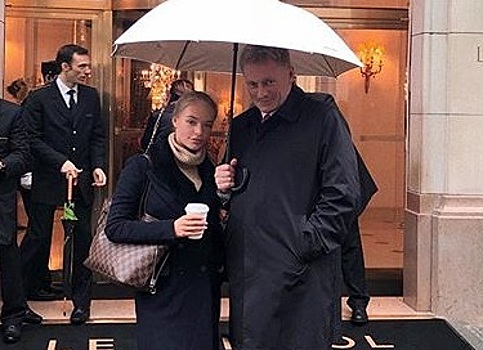 Необычайно серьезная и в черном: дочь Дмитрия Пескова поделилась редким фото с отцом