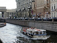 Отчаянный петербуржец разделся до трусов и нырнул в Неву за упавшим зонтом