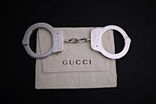 Сколько стоят наручники Gucci 1998 года