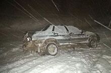 Самарские полицейские вызволили из снежного плена замерзавшего водителя