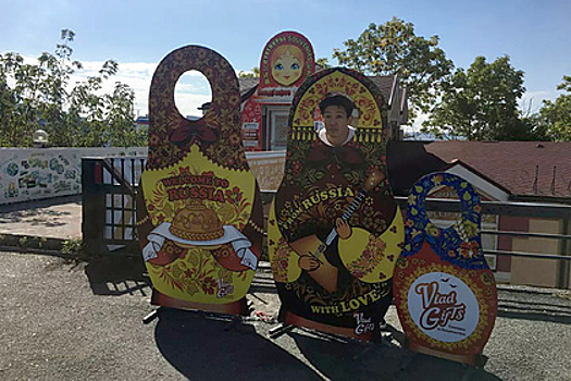 Звезда «Игры в кальмара» приехал в Россию и залез в матрешку