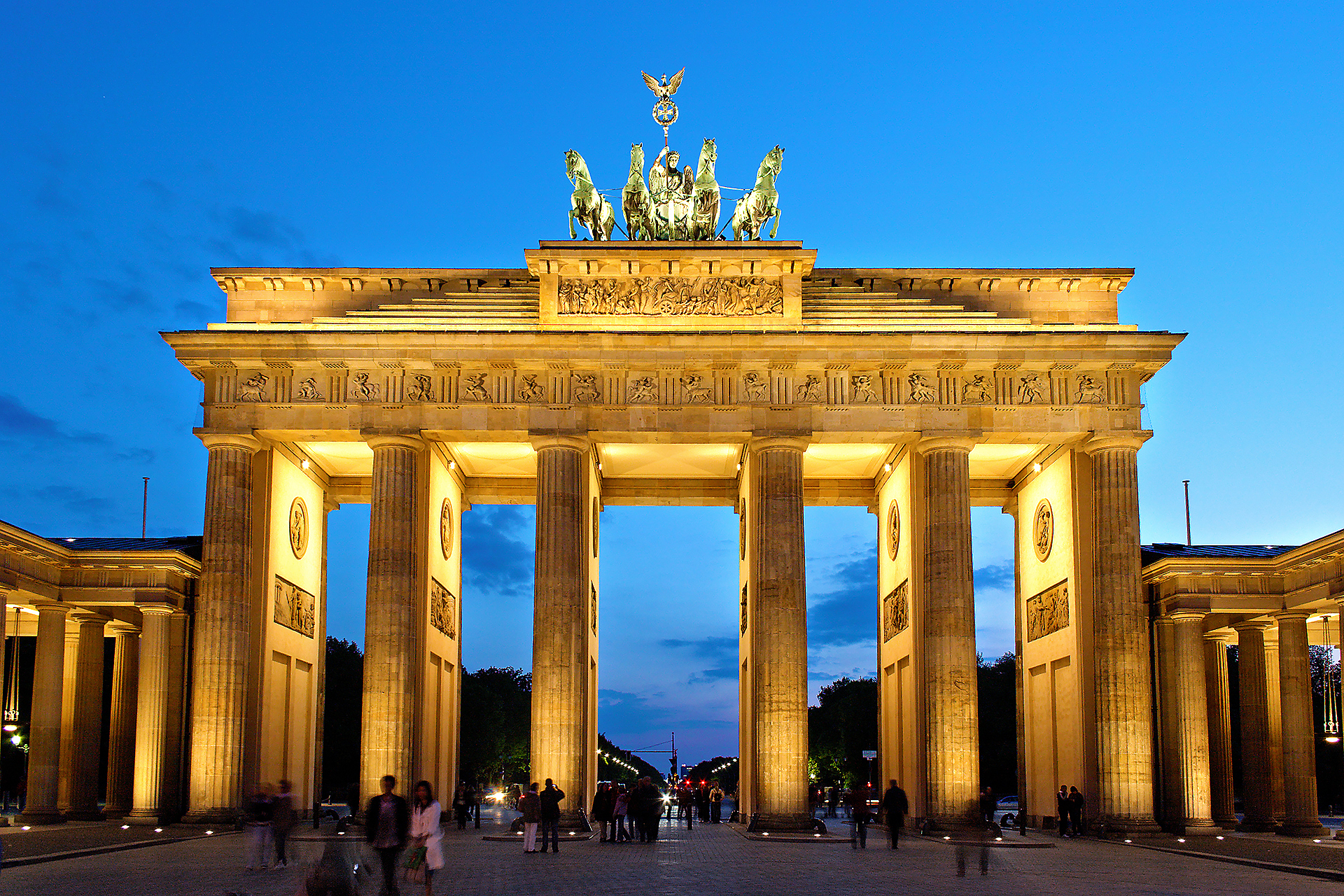 Какие достопримечательности есть в германии. Бранденбургские ворота в Берлине. Бранденбургские ворота Brandenburg Gate на немецком. Триумфальная арка Бранденбургские ворота.