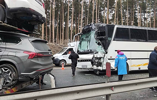Автобус с детьми столкнулся с автовозом в Челябинской области