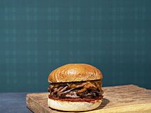 В честь актёра фильма «Джентльмены» назвали бургер