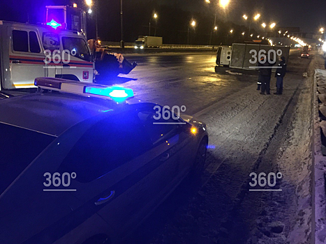 Грузовик перевернулся на МКАД