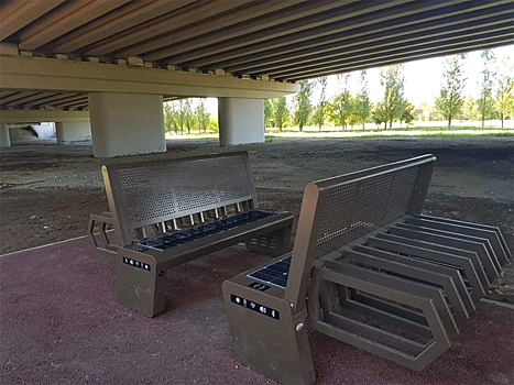Под мостом в Астане поставили скамейки с солнечными батареями