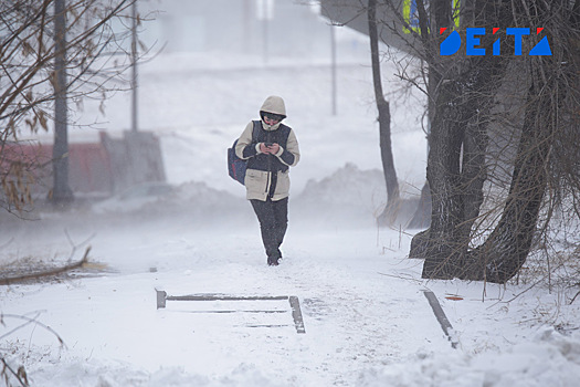 «Дожили»: горожанам пришлось толкать автобус