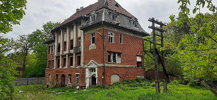 Здание бывшего железнодорожного вокзала в Отрадном продали за 10 млн рублей