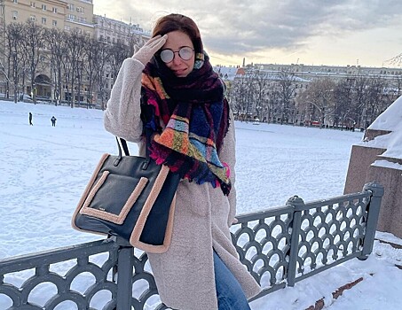Екатерина Климова прогулялась со старшей дочерью по центру Москвы