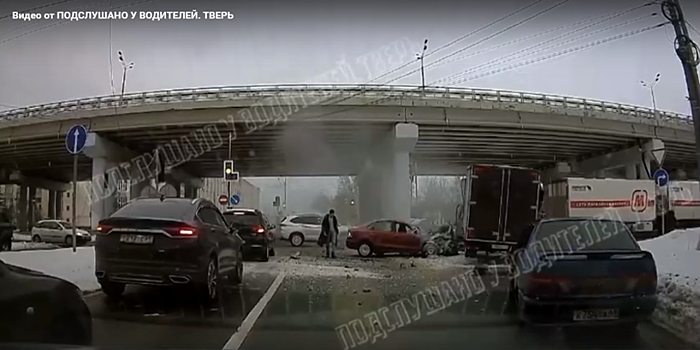 В Твери на оживленной трассе столкнулись грузовая «Газель» и Volkswagen Polo