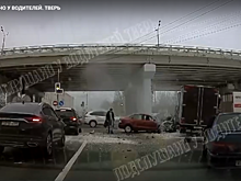 В Твери на оживленной трассе столкнулись грузовая «Газель» и Volkswagen Polo