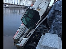 Сбежавший автокран рухнул в Фонтанку в центре Петербурга. Видео