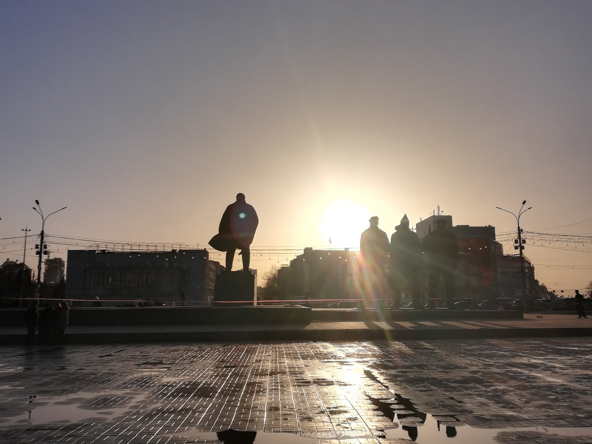 На центральной площади Новосибирска заменят гранитные плиты у памятника Ленину