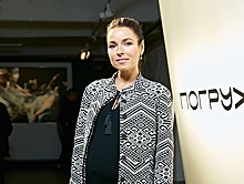 Глубоко беременная Понарошку пришла на выставку «Погружение» в контрастном пальто, а Михалкова — в игривой рубашке со слонами