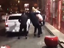 За несколько секунд парни похитили девушку и посадили ее в машину в Северной Осетии