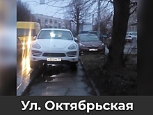 "Водитель, ты судак": Porsche Cayenne заблокировал тротуар на ул. Октябрьской