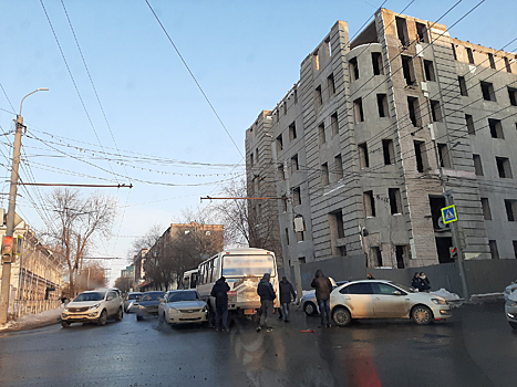 В Оренбурге пассажирский автобус стал участником аварии