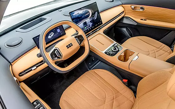 Передний привод, атмосферник и электромотор: испытали новый Geely