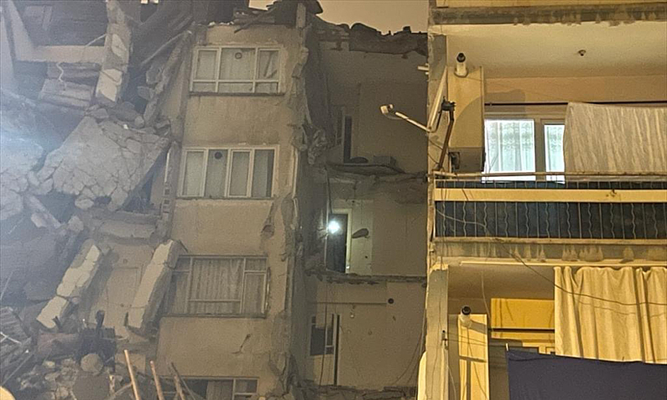 Здание, поврежденное в результате землетрясения 
