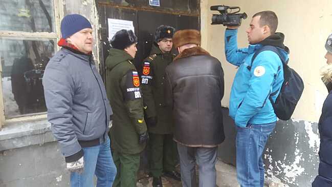 «Выгоняют на улицу»: сотрудников Минобороны начали выселять из «дома-пилы»