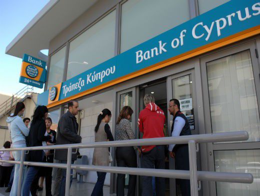 Крупнейший банк Кипра уведомил россиян о закрытии счетов