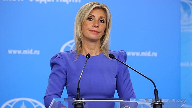 Мария Захарова забросила мяч в корзину на благотворительном матче по баскетболу